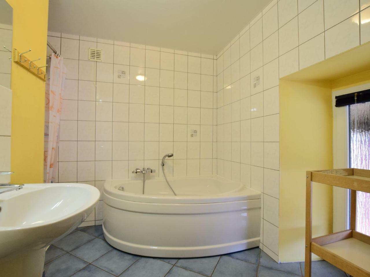 Comfortable Cottage In Neufmoulin With Meadow View Уфализ Екстериор снимка